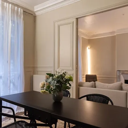 Beautiful Between Pigalle And Montmartre Párizs